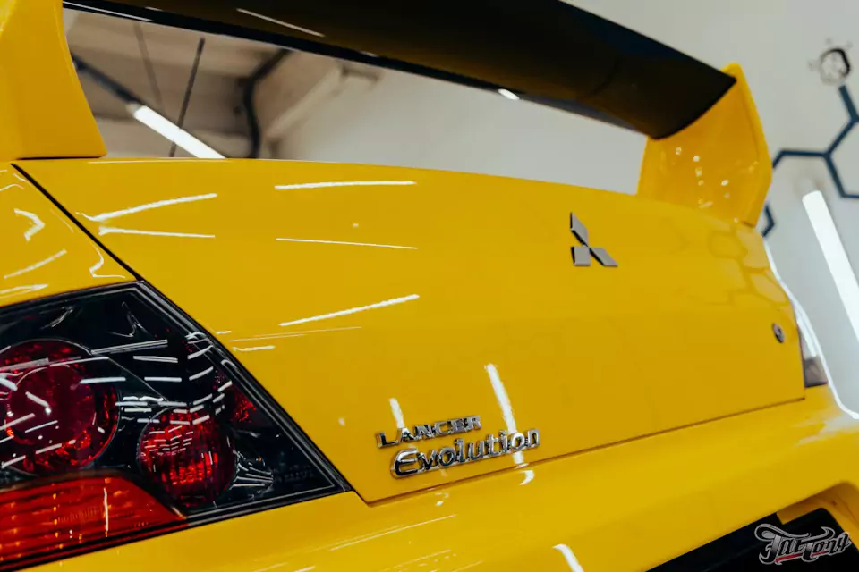 Частичная покраска Mitsubishi Lancer Evolution с подбором цвета: старая краска снялась вместе с пленкой!